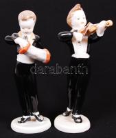 Zenélő kisfiúk. 2db, kézzel festett, jelzett Hollóházi porcelán figura, egyik sérült /  Boys playing music. Hand painted figures, 14cm