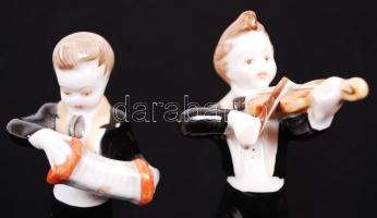 Zenélő kisfiúk. 2db, kézzel festett, jelzett Hollóházi porcelán figura, egyik sérült / 
Boys playing...
