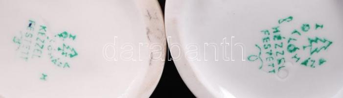 Zenélő kisfiúk. 2db, kézzel festett, jelzett Hollóházi porcelán figura, egyik sérült / 
Boys playing...