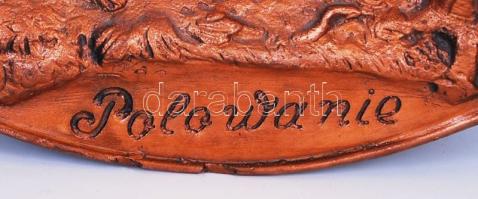 Vadászjelenetet ábrázoló fém falidísz / 
Metal wall decoration depicting a hunting scene, d: 26cm