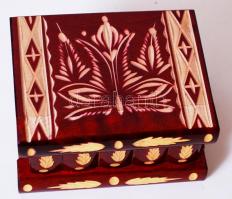 Titok fa doboz, kézzel faragott, kulcs a dobozban, 11×9, m:6 cm / Secret box