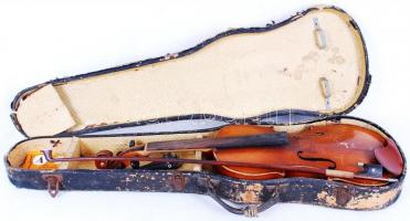 Sternberg hegedű. Felújításra szorul, hiányos. Megviselt tokban, vonóval