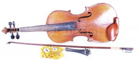 Sternberg hegedű. Felújításra szorul, hiányos. Megviselt tokban, vonóval