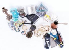 Nagy érdekes bolhapiac tétel: Porcelán, bizsuk, felhúzós játékok, dísztárgyak, stb