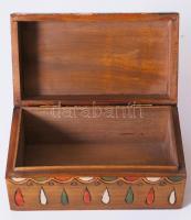 Cca 1910 Festett faragott fa ládika, 17×10 cm, m: 8 cm