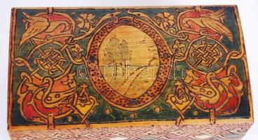 Cca 1910 Festett faragott fa ládika, 17×10 cm, m: 8 cm