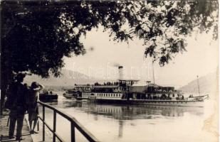 100 db vegyes, nagyrészt régi képeslap képeslapberakóban