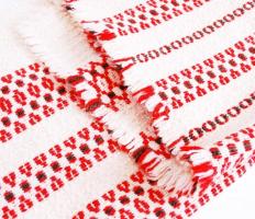 Piros-barna mintázatú hímzett falvédő / 
Wall cloth, 90x150cm