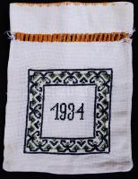 "1934/KE" feliratú, házi készítésű, hímzett zsákocska, 30x23cm
