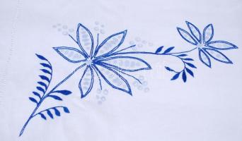 cca 1930 Nagyméretű vászon abrosz kék hímzéssel / 
Table cloth, 90x180cm