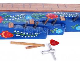 Jó állapotú citera festett népi motívumokkal, tartozékokkal, eredeti dobozában