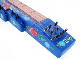 Jó állapotú citera festett népi motívumokkal, tartozékokkal, eredeti dobozában