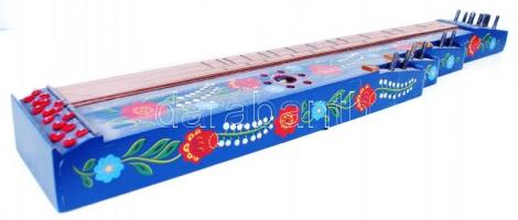 Jó állapotú citera festett népi motívumokkal, tartozékokkal, eredeti dobozában