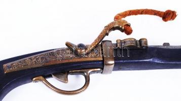 Igényes pisztoly-replika kanócos szerkezettel, réz berakással / Nice ornament-pistol 47 cm