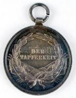 1915-1916. "II. osztályú Ezüst Vitézségi Érem" fémjel nélküli változat, mellszalag nélkül....