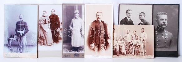 cca 1900 7db, keményhátú, katonai fotó kabinetfotó méretben, szép állapotban (Eger, Budapest, Szeged, Komárom, Veszprém, Zalaegerszeg műtermeiből) /  Vintage military photos