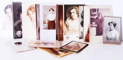 1880-1940 27db fénykép női hajviseletről, 10db keményhátú vizitkártyán és 17db fotólapon /  Photos on women's hair fashion