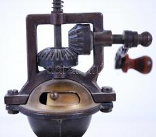 Mechanikus borsdaráló. Kissé nehezen jár. 22 cm