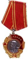 Szovjetunió 1930- Lenin Rend (6-os típus) tűzzománcozott arany-platina kitüntetés mellszalaggal, hátlapján sorszámozással (359614). A legmagasabb katonai és civil kitüntetés! T:1- Soviet Union 1930- Order of Lenin, type 6 enamelled gold-platinum decoration on ribbon, with serial number (359614). Highest civilian and militarian award! C:AU