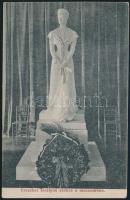 Queen Elisabeth statue in the museum