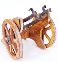 Ágyús bortartó, fa-fém, h:35 cm