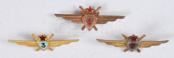 1959-. zománcozott 1., 2. és  3. osztályos repülőgépvezető jelvények, felcsavarozható T:2 1959-. First, second and third class pilot badges C:XF
