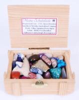 Ásványok kis fadobozban: hegyi kristály, ametiszt, achát, hamatit, rózsakvarc...