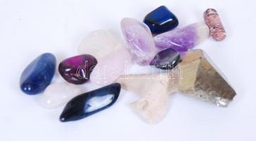 Ásványok kis fadobozban: hegyi kristály, ametiszt, achát, hamatit, rózsakvarc