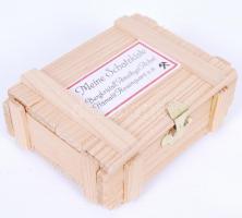 Ásványok kis fadobozban: hegyi kristály, ametiszt, achát, hamatit, rózsakvarc