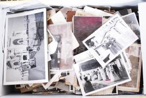 Cipősdoboznyi vegyes fotó anyag a XX. század egészéből