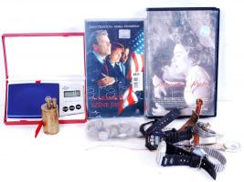 Vegyes bolha tétel: Ékszermérleg, réz öngyújtó, 9db elemes karóra, 2 db műsoros videokazetta, 80 db vegyes érme, 19 db 5 filléres, egyebek