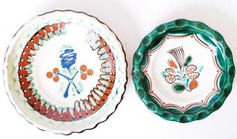 2 db Karcagi és Szekszárdi fazekas fali dísztál, mázas kerámia, kézzel festett, jelzett, apró lepattanások, d:16 és 20 cm