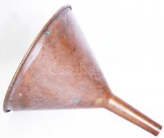 Nagyméretű réz tölcsér és egy fém körte tartó, m:20 cm, m:15 cm