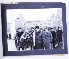 1960-1980 2 db fotóalbum, főleg Szovjetunióban készült fotókkal, az egyik albumban az összes képet s...