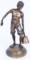 Cca 1920, Cipekedő fiú, bronz, jelzés nélkül, m:14 cm / Boy bronze figure