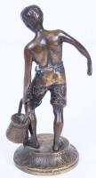 Cca 1920, Cipekedő fiú, bronz, jelzés nélkül, m:14 cm / Boy bronze figure