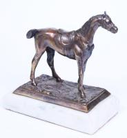Felnyergelt ló réz szobor, jelzés nélkül, márvány talapzaton, h:11 cm, m:13 cm / Copper horse figure