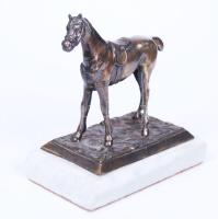Felnyergelt ló réz szobor, jelzés nélkül, márvány talapzaton, h:11 cm, m:13 cm /
Copper horse figure