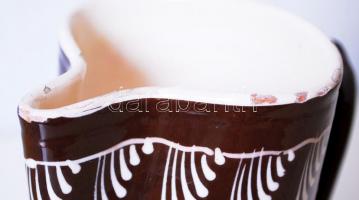 Kézzel festett fazekas kancsó, peremén mázhibákkal, m:20 cm