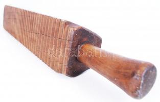 1890 kézi faragású fa mángorló, h:67 cm