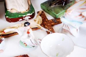 Nagy restaurátor tétel: Herendi, Holloházi, jelzett kerámiák, a legtöbbön apró lepattanások, repedés...