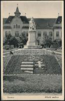 Szentes Hősök szobra, magyar címer, iskola (EB)