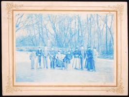 cca 1900 Cianotípia korcsolyázó, fakutyázó társaságról, kartonra kasírozva /  Winter amusements, blueprint, 16,5x22cm