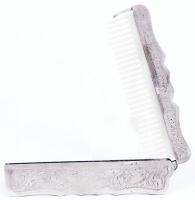 Vésett növényi mintákkal díszített, jelzett,  ezüst (Ag) zsebfésű, szaru fogazattal / 
Silver pocket...