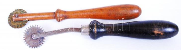 Két darab régi derelyevágó, fa-fém, h:16 cm (2×)
