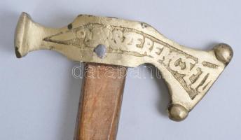 Bronz bányászfokos fa nyéllel, két oldalán "Jó szerencsét! / Farkaslyuk" felirattal, 90cm