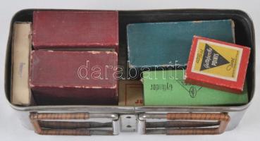 Nyitott fém dobozban különböző fogorvosi üvegfiolák, 16×6 cm