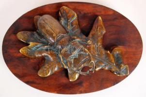Szarvasbogár tölgyfalevélen. Bronz kisplasztika fa talapzaton, 12x8cm