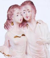 Szerelmes pár, kézzel festett gipsz, jelzés nélkül, műanyag talapzaton, apró karcolások, m:22 cm