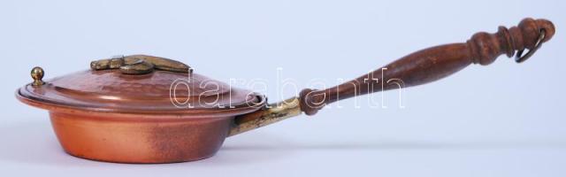 Cserkész jelvénnyel ellátott réz kávépörkölő, fa fogóval, jelzett, 24×12 cm